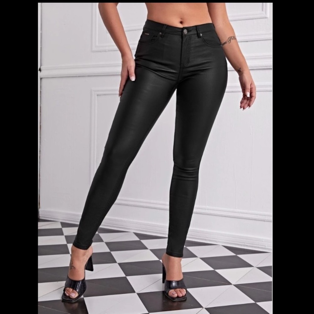 Shein faux leather skinny jeans. Size large (8/10).